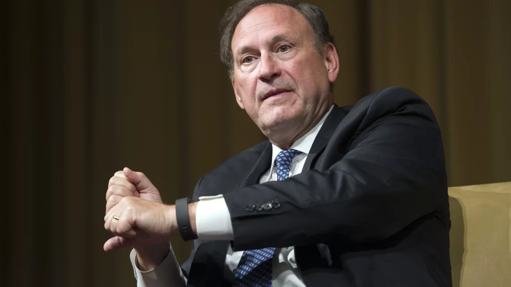 Alito demonstrating how he would tighten the noose around a Wit